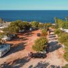 Visuale aerea di un campeggio vicino al mare.