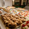 Buffet di dolci vari con fragole e panna.