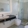Bagno moderno con doccia in vetro.