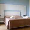 Letto matrimoniale con asciugamani.