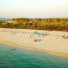 Spiaggia con ombrelloni e mare calmo.