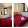 Camera con letto matrimoniale e finestra.
