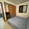 Camera con letto matrimoniale, armadio e finestra.