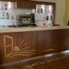 Bancone di un bar con macchina da caffè e bottiglie sugli scaffali.