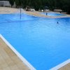 Piscina all'aperto con fontana al centro.