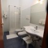 Bagno con doccia, bidet e lavabo.