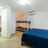 Camera con letto a castello, bagno aperto.
