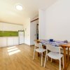 Cucina moderna luminosa con tavolo da pranzo.