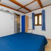 Camera da letto con letto blu e finestra.