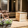 Terrazza con sedie, tavolino e fiori.