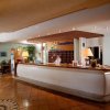 Reception di un hotel con banco e receptionista.
