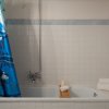 Bagno con vasca e tenda blu.