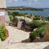 Terrazza con panchine e vista mare.
