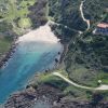 Baia con spiaggia sabbiosa vista dall'alto.