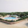Complesso con piscine circondato da vegetazione e sentieri.
