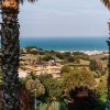 Vista panoramica su colline e mare.
